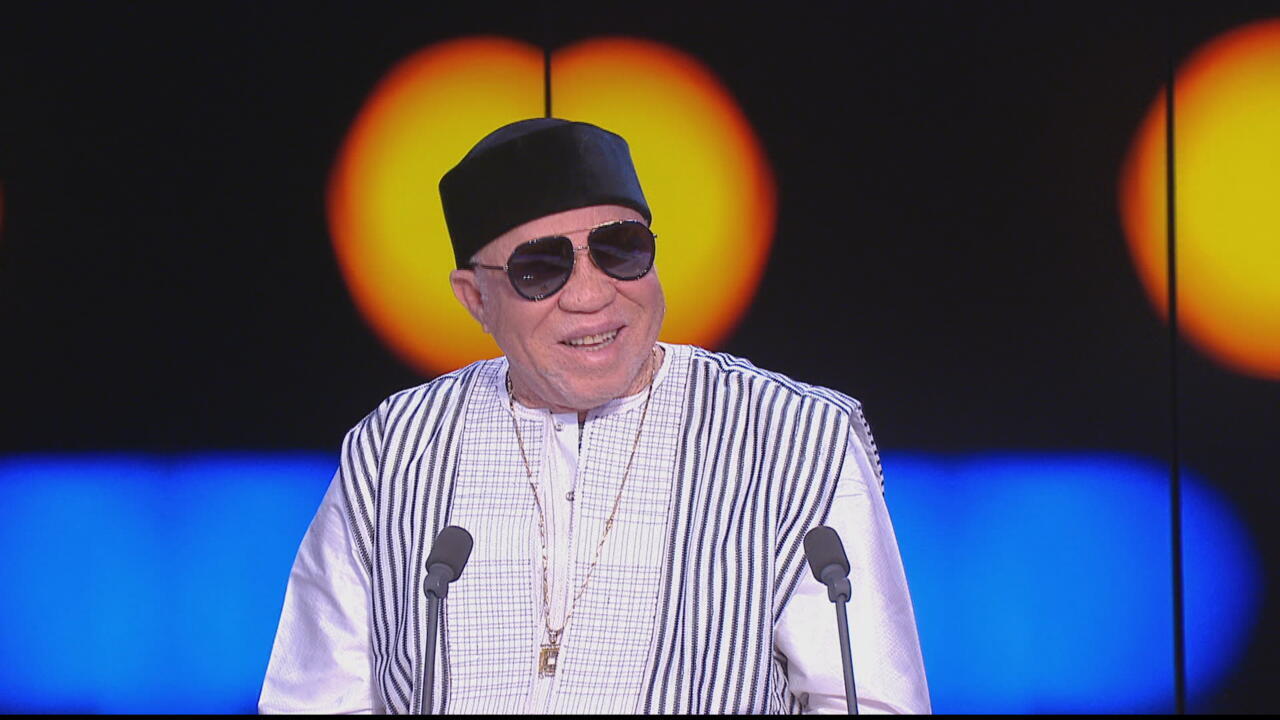 Salif Keïta : La Voix d’Or Qui a Transformé sa Différence en Lumière